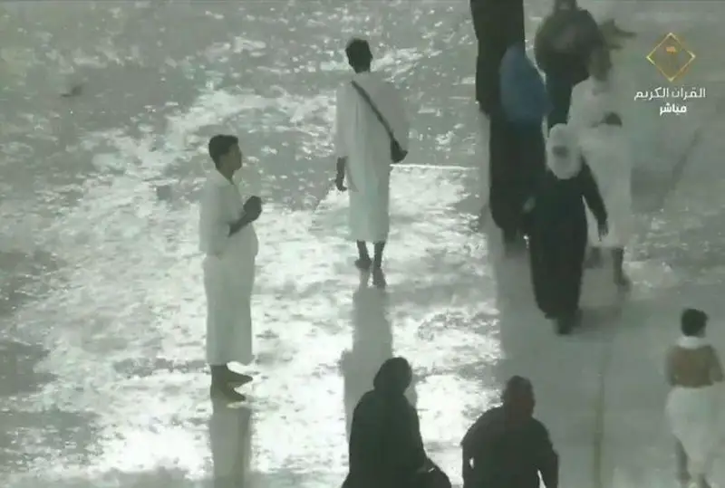 Маккада кучли бўрон келиб, бир қанча ҳудудларга зарар етди