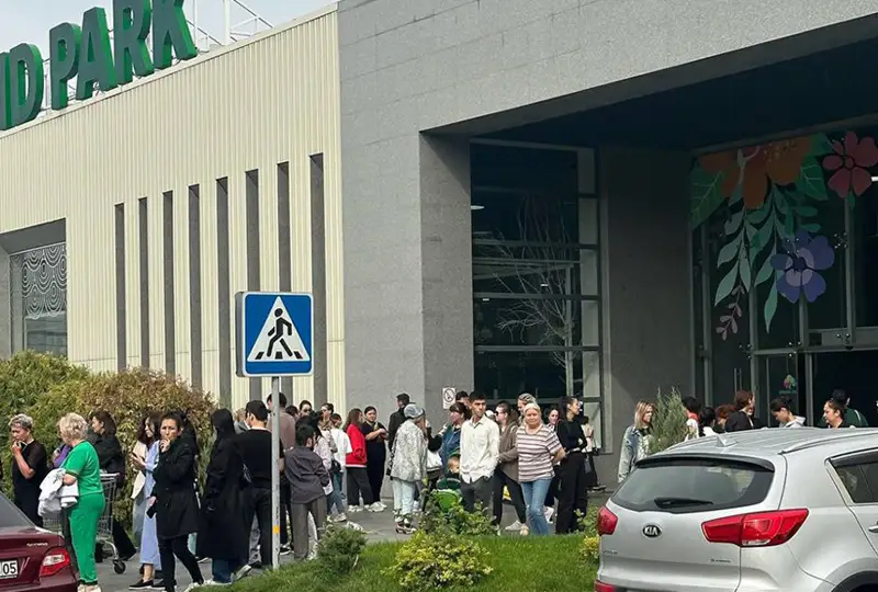 Almatyda saýda ortalyqtarynyń birinde jarylǵysh zat qoıylǵany úshin kelýshiler evakýatsııalandy
