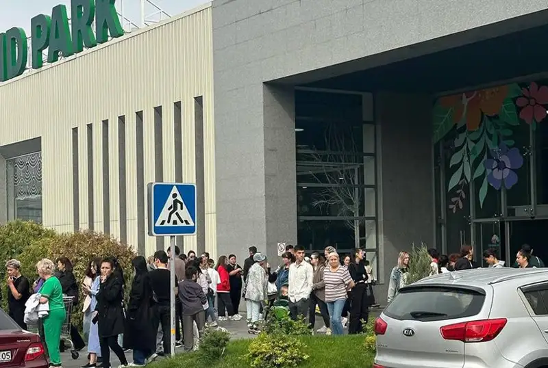 Алматинцев экстренно эвакуировали из ТРЦ из-за сообщения о «бомбе»