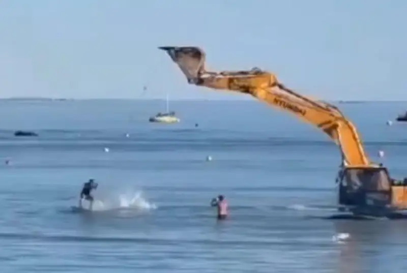 Водитель на экскаваторе заехал в Каспийское море