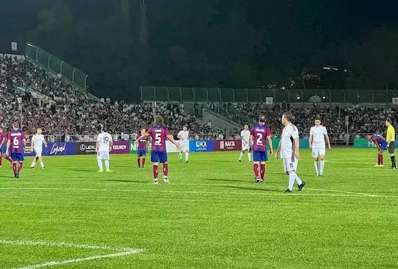 Bishkekte «Barselonanyń» ańyz oıynshylary jasyl alańǵa shyqty