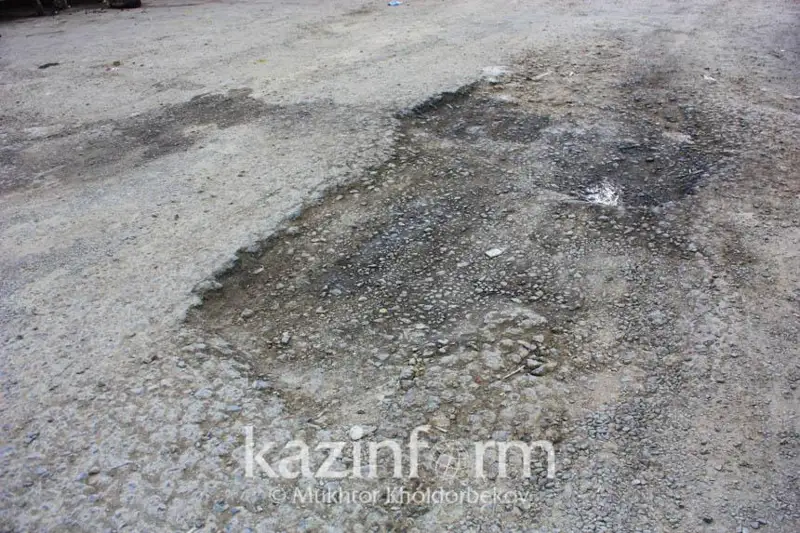 Алматинка пожаловалась акиму на провалившуюся дорогу