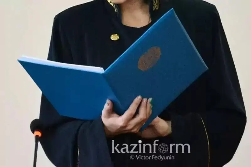 Pavlodarda para alǵan ákimdik qyzmetkerine qatysty úkim shyqty