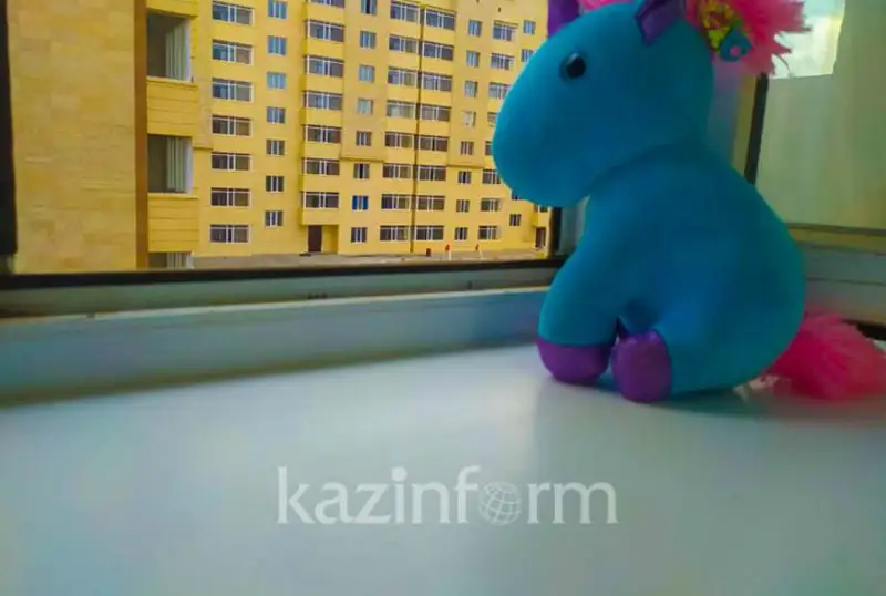 Как уберечь детей от выпадения из окон