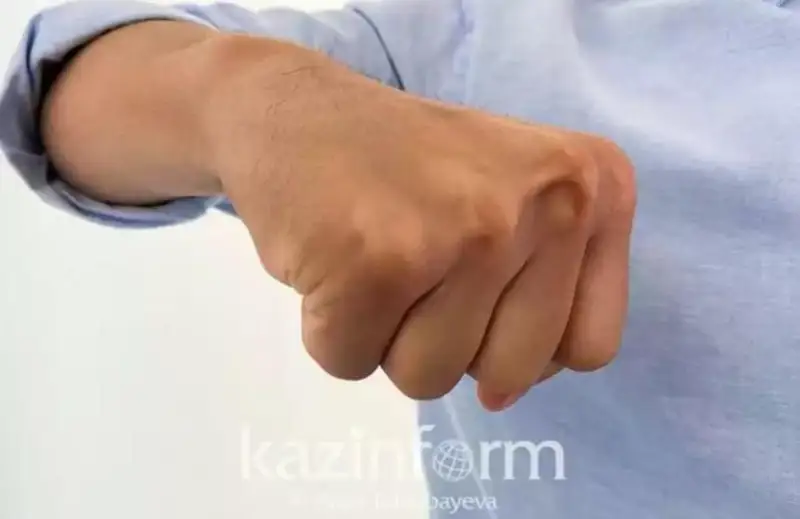 Пьяный хулиган разбивал стекла припаркованных авто в Астане