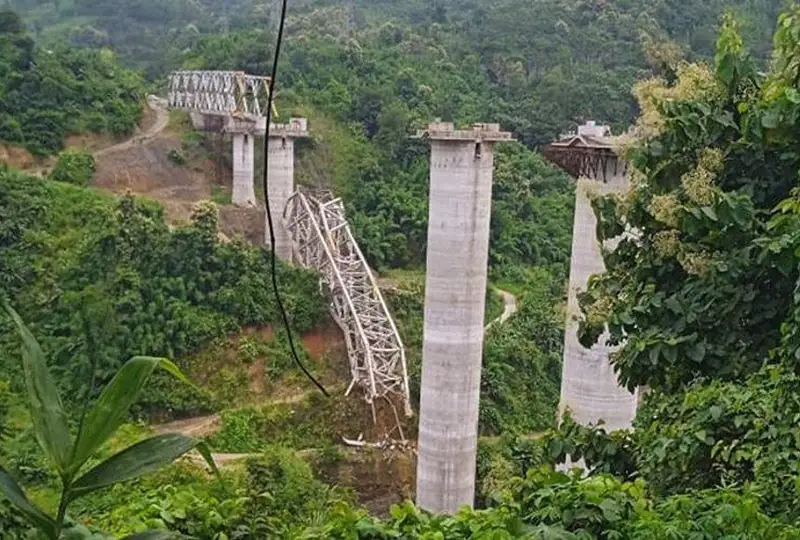 تەمىرجول كوپىرى وپىرىلىپ، 26 ادام قازا تاپتى