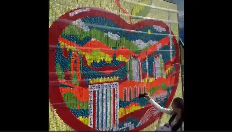 Алматыда рубик текшелерінің мозаикасы Гиннестің рекордтар кітабында енді