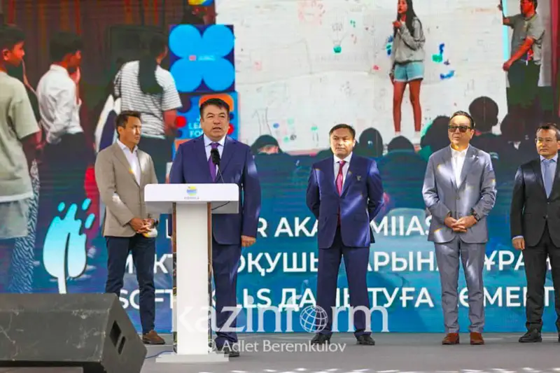 Министр просвещения РК поздравил гимназистов с началом учебного года