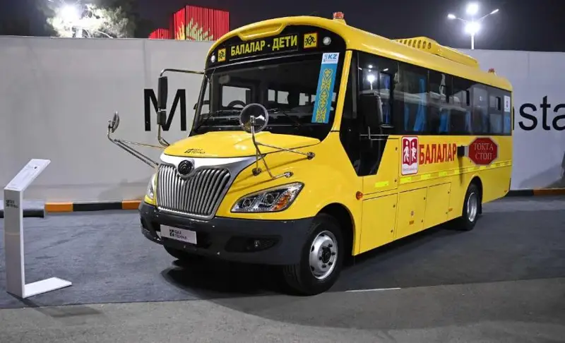 مەملەكەت باسشىسى تاجىك حالقىنا وقۋشىلار اۆتوبۋسىن سىيعا تارتتى