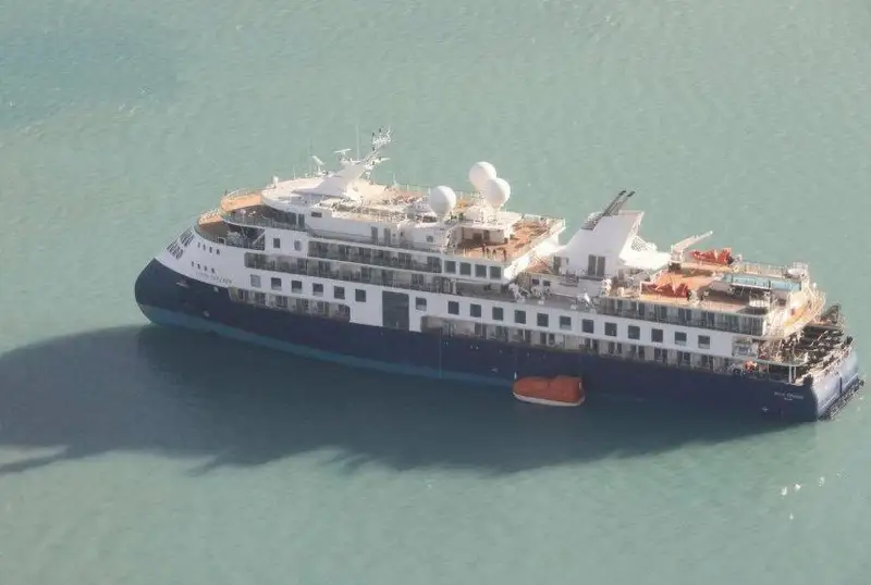 Гренландияда қирғоқда қолиб кетган круиз кемаси йўловчиларида коронавирус аниқланди