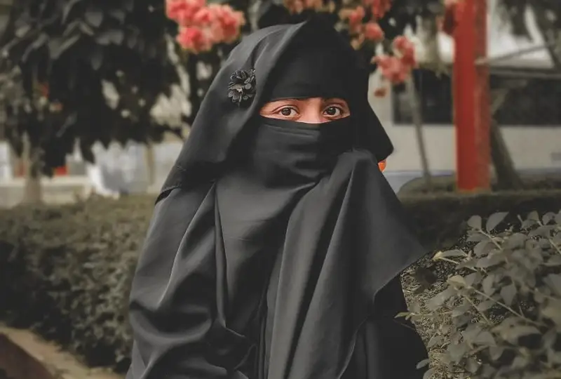 Ношение мусульманской одежды запретят в школах Франции