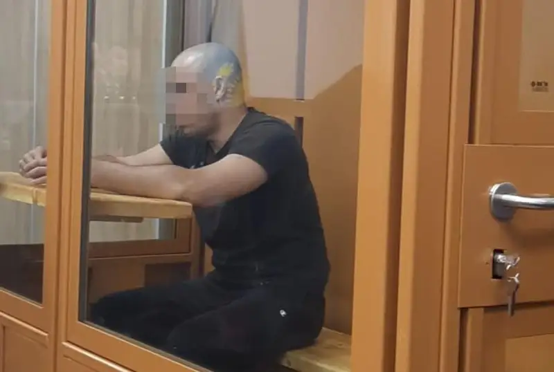 كاسپي بانك عيماراتىن باسىپ العان جىگىت ونىڭ الدىندا ءوزىن ءولتىرۋ ءۇشىن ءدارى ىشكەن