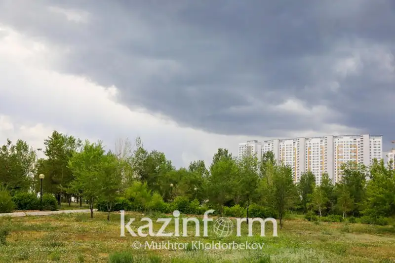 Búgin Qazaqstannyń basym bóliginde jańbyr jaýyp, jel turady