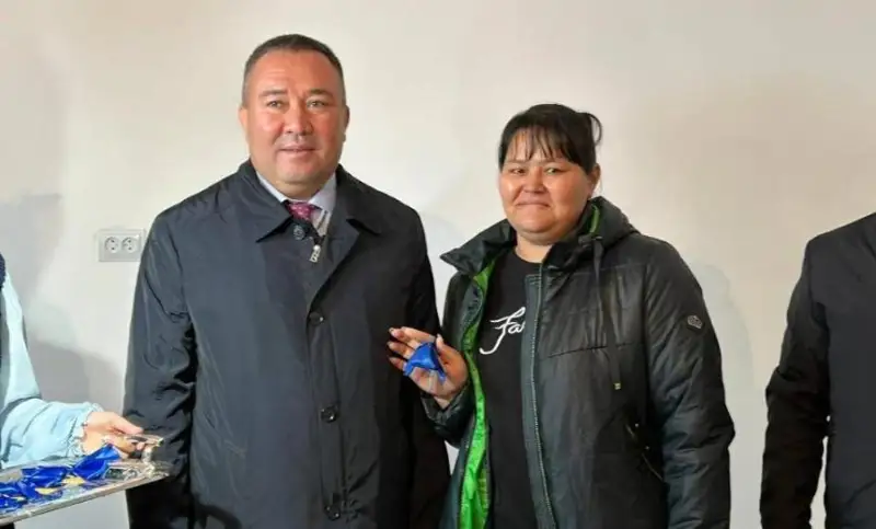 Semeıde qala kúnine oraı 20 otbasyǵa turǵyn úı kilti tabystaldy