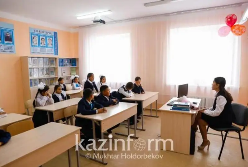 Aqtóbeniń shalǵaı aýylynda 5-8 synyp oqýshylary bir kabınette oqıdy