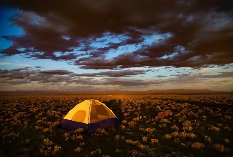 اقتاۋدا تۋىستارى كىرگىزبەي قويعان ايەل 5 اي جاعالاۋدا شاتىر تىگىپ تۇرعان