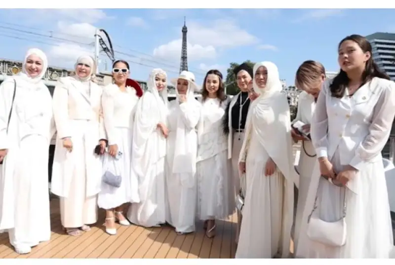 Дизайнеры из Казахстана устроили показ на корабле в Париже