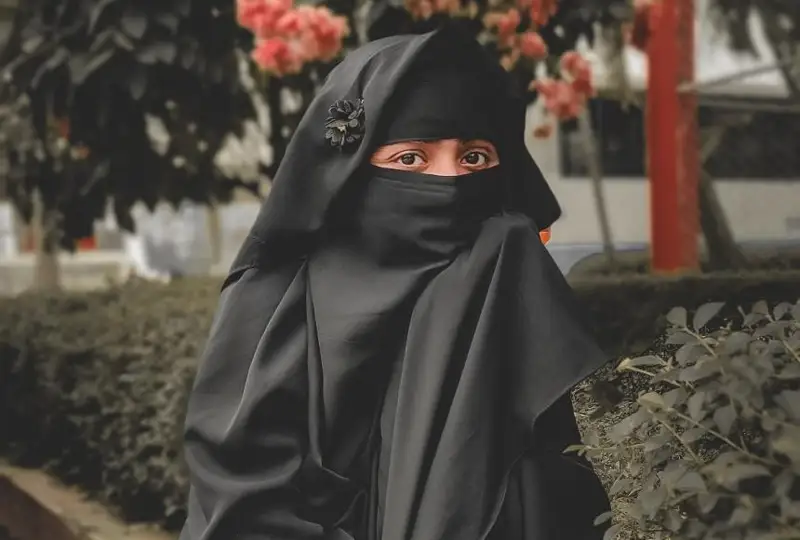 Француз мактабларида мусулмон аёлларнинг либослари тақиқланган