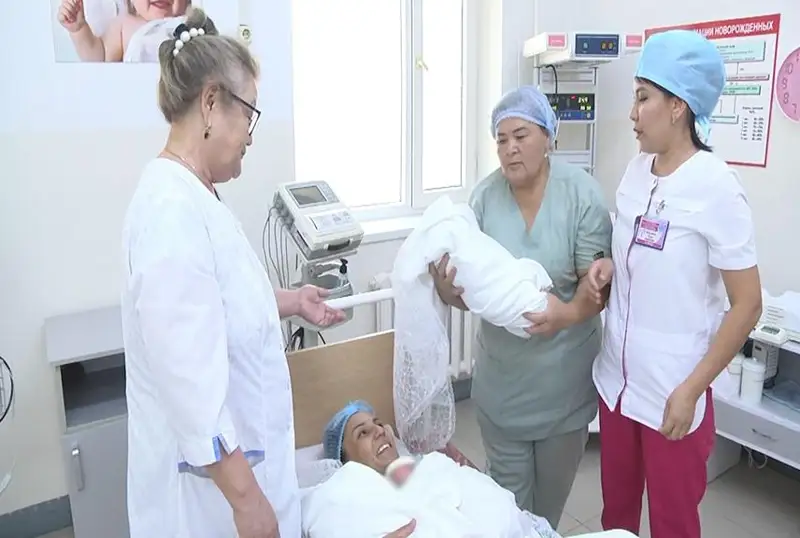 ماقتارالدىق 32 جاستاعى كەلىنشەك 3 قىزدى قاتار ومىرگە اكەلدى - فوتو