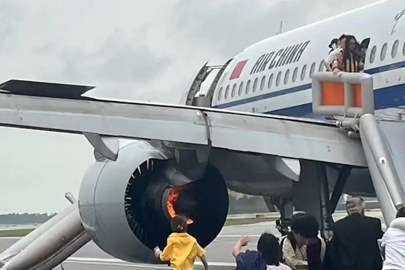 Air China самолётининг двигатели ёниб кетди