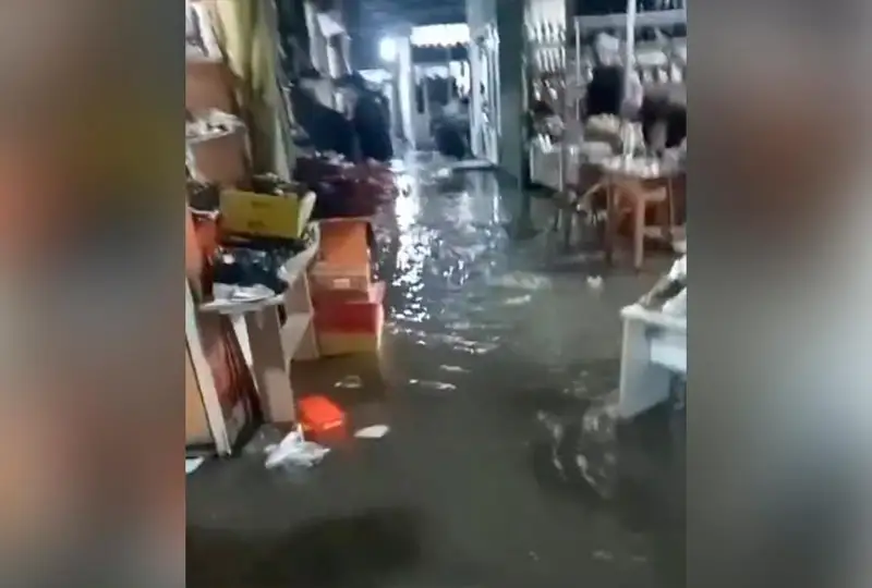 شىمكەنتتە نوسەر جاۋىننان كەيىن بازار ءىشىن سۋ باستى - ۆيدەو