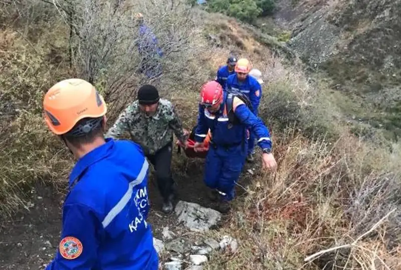 Almaty oblysynyń taýlarynda aıaǵy synǵan týrıst qutqaryldy