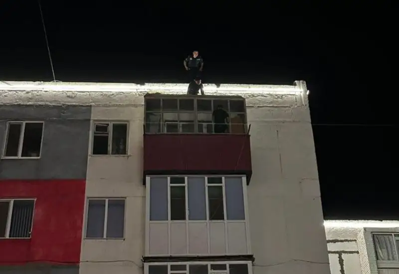 حرومتاۋدا پوليتسەي ءوز ءومىرىن قاتەرگە تىگىپ، 5-قاباتتان سەكىرگەلى تۇرعان ايەلدى قۇتقاردى - ۆيدەو