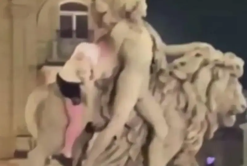 Пьяный турист оседлал статую в Брюсселе и поплатился крупным штрафом