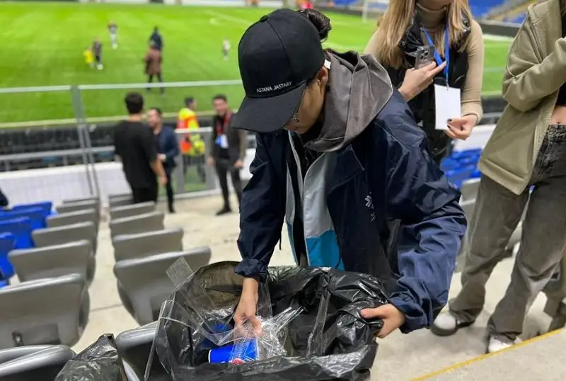 Матч Казахстан - Северная Ирландия: столичные болельщики восхитили казахстанцев, убрав за собой мусор