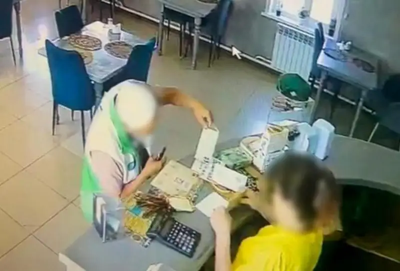Óskemende dámhanaǵa kelip, dinı kitaptar taratqan zeınetkerge aıyppul salyndy