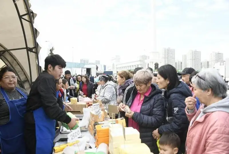 استانادا قىزىلوردا وبلىسى ونىمدەرىنىڭ جارمەڭكەسى ءوتىپ جاتىر - فوتو