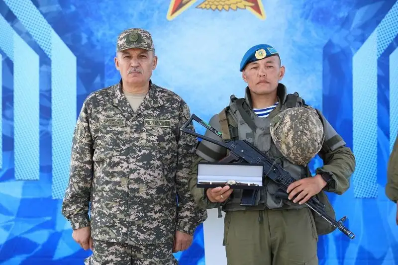 Глава Минобороны наградил военнослужащих Вооруженных сил по итогам учений «Батыл тойтарыс-2023»