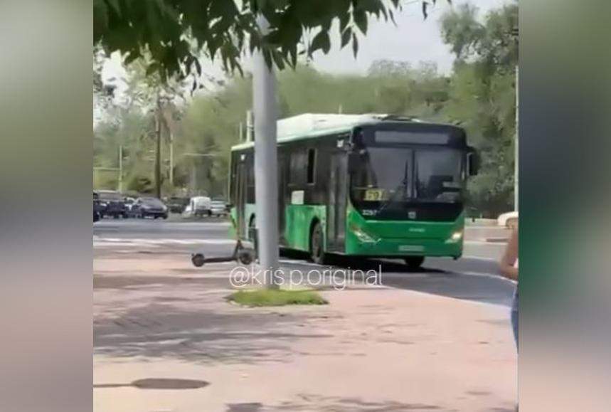 Автобус без водителя устроил массовое ДТП в Алматы