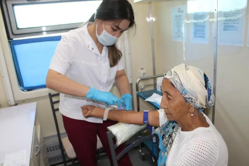 «Salamatty Qazaqstan» poıyzynyń dárigerleri Atyraý turǵyndaryna medıtsınalyq kómek berip jatyr