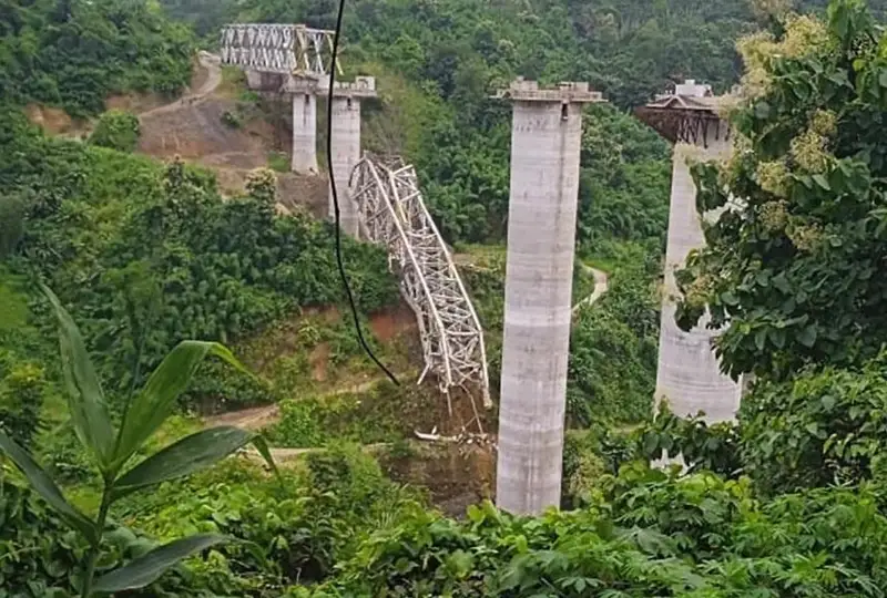 17 человек погибли при обрушении строящегося моста в Индии