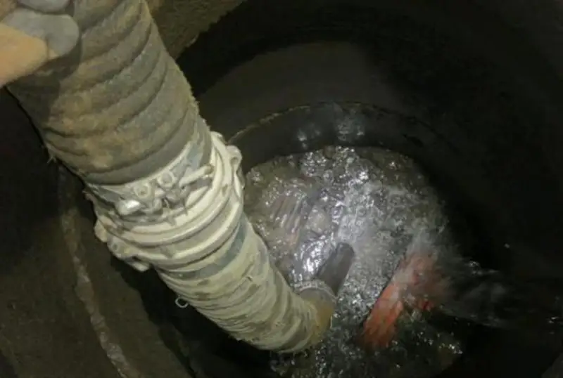 В Астане владельцы частных домов и офисов сливали строительный мусор в городские сети