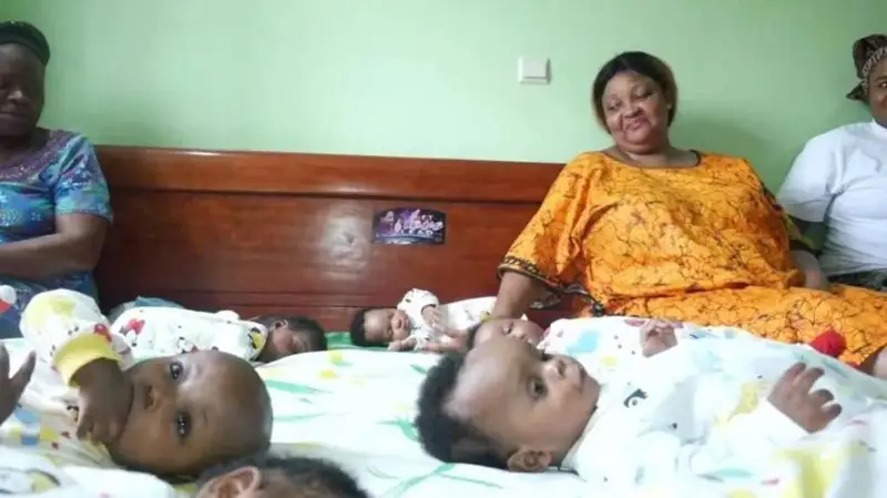 Камерунлик 45 ёшли аёл бирданига тўққиз фарзандни дунёга келтирди