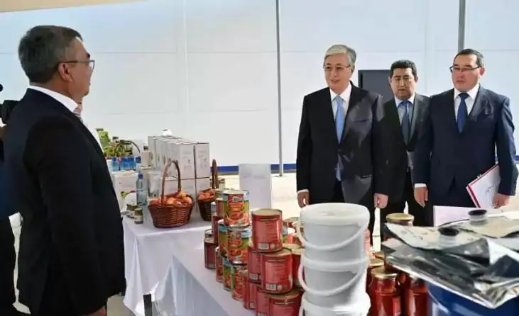 پرەزيدەنت اۋىل شارۋاشىلىعى تاۋارلارى مەن قۇرىلىس ماتەريالدارىن وندىرۋشىلەردىڭ كورمەسىنە باردى