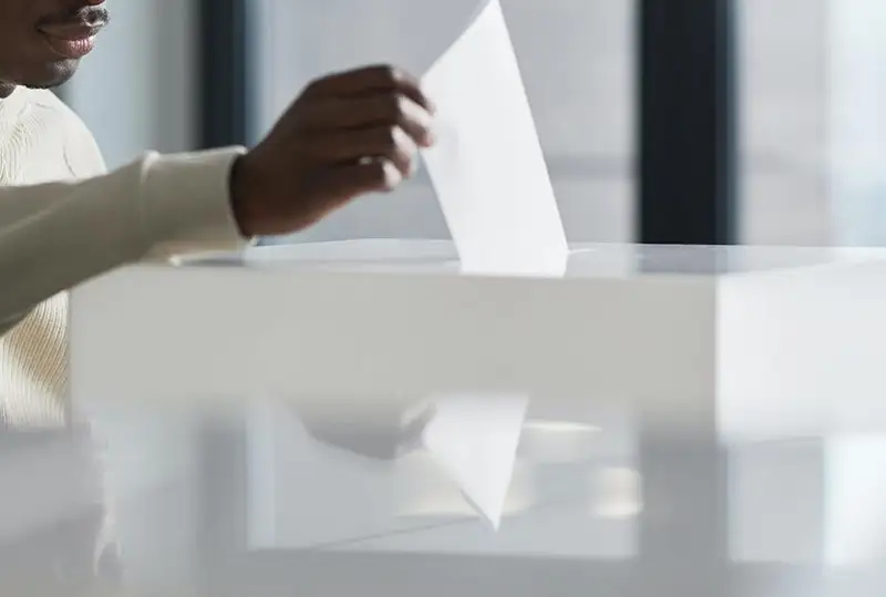 Зимбабведа сайловчиларнинг кўплиги туфайли сайлов бир кунга узайтирилди