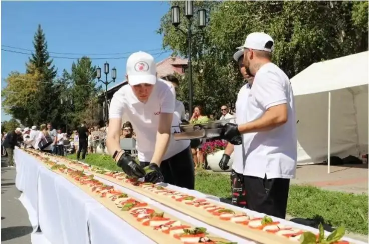 وسكەمەندىك اسپازدار ۇزىندىعى 100 مەتردەن اساتىن سالات جاساپ، گيننەستىڭ رەكوردتار كىتابىنا ەندى