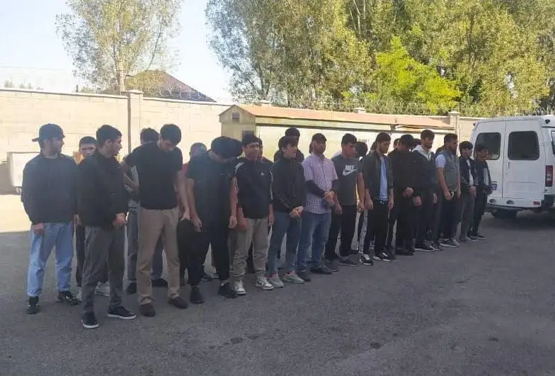 18 подростков из Таджикистана задержали на алматинской барахолке