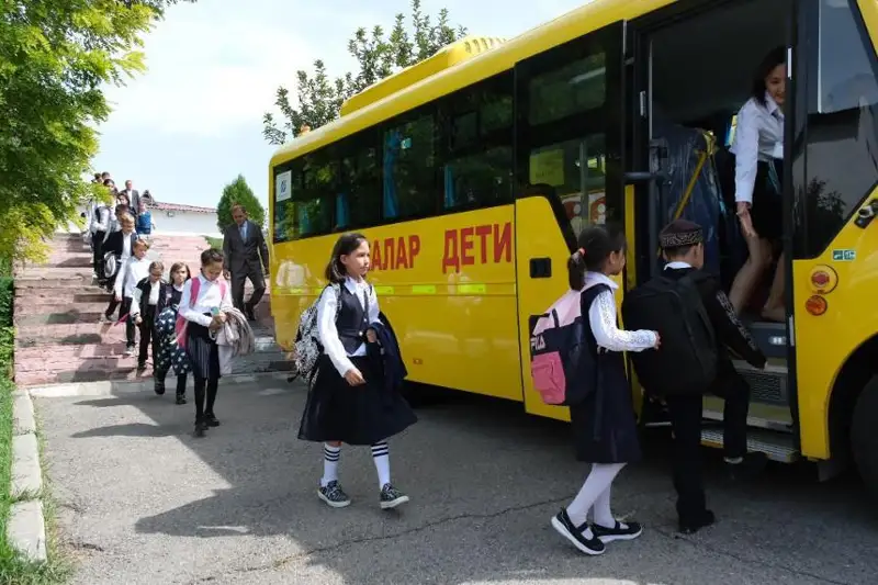 Almatyda 8 myńnan astam oqýshy mektep avtobýstary arqyly qatynap júr