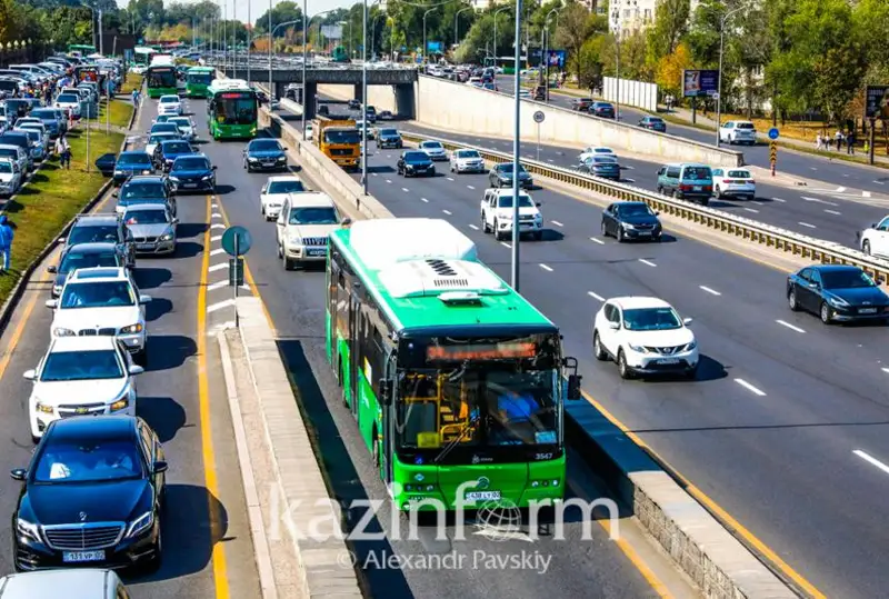 Два автобусных маршрута усилили в Алматы после видео в соцсетях