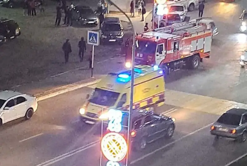 Полицейский предотвратил прыжок женщины с пятого этажа в Хромтау