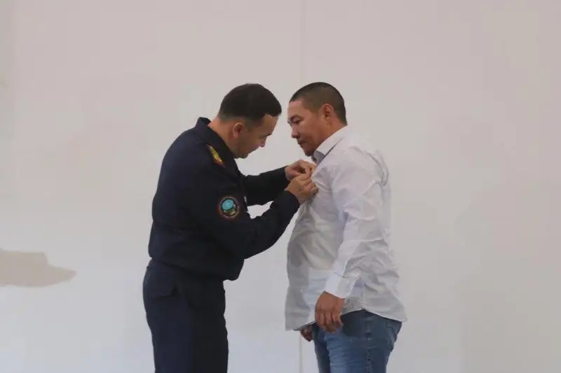 Jem ózenine batqan eki adamdy qutqarǵan atyraýlyq marapattaldy