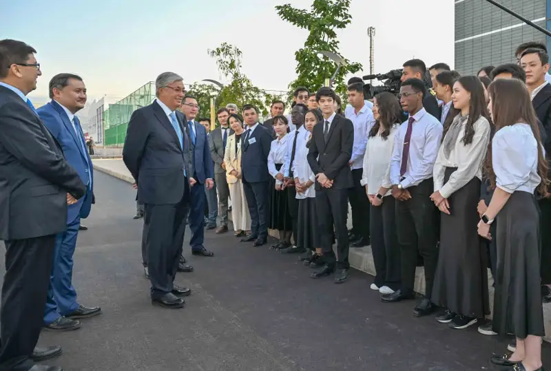 سۇلەيمەن دەميرەل اتىنداعى ۋنيۆەرسيتەتتە انگولالىق ستۋدەنت پرەزيدەنتپەن قازاق تىلىندە سويلەستى