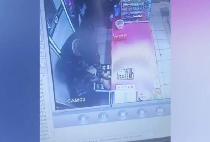 Мужчина ограбил магазин и пошел тратить награбленное в одном из кафе Шымкента