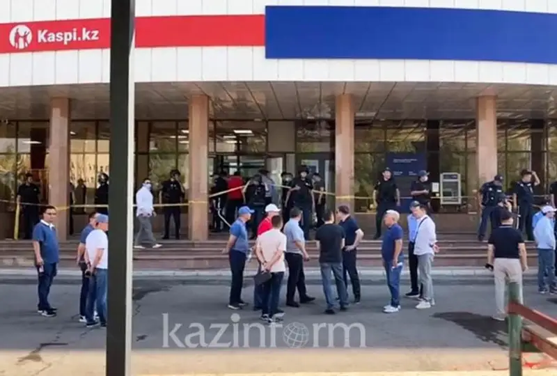 Prokýror Kaspi Bank-ke shabýyldaýshyǵa 8 jyl jaza surady