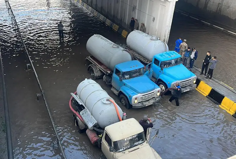 Автомобили тонут в Семее