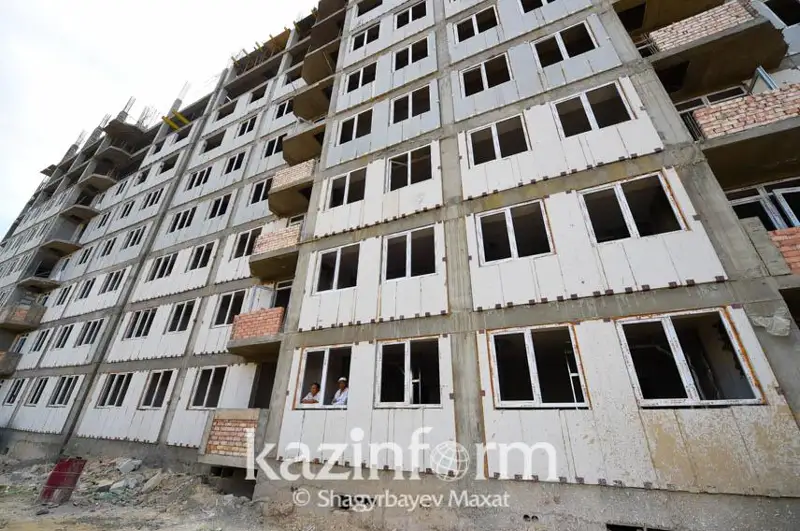 Májiliste qurylys kompanııalaryn buǵattalatyn tereze ornatýǵa mindetteý máselesi qaralady